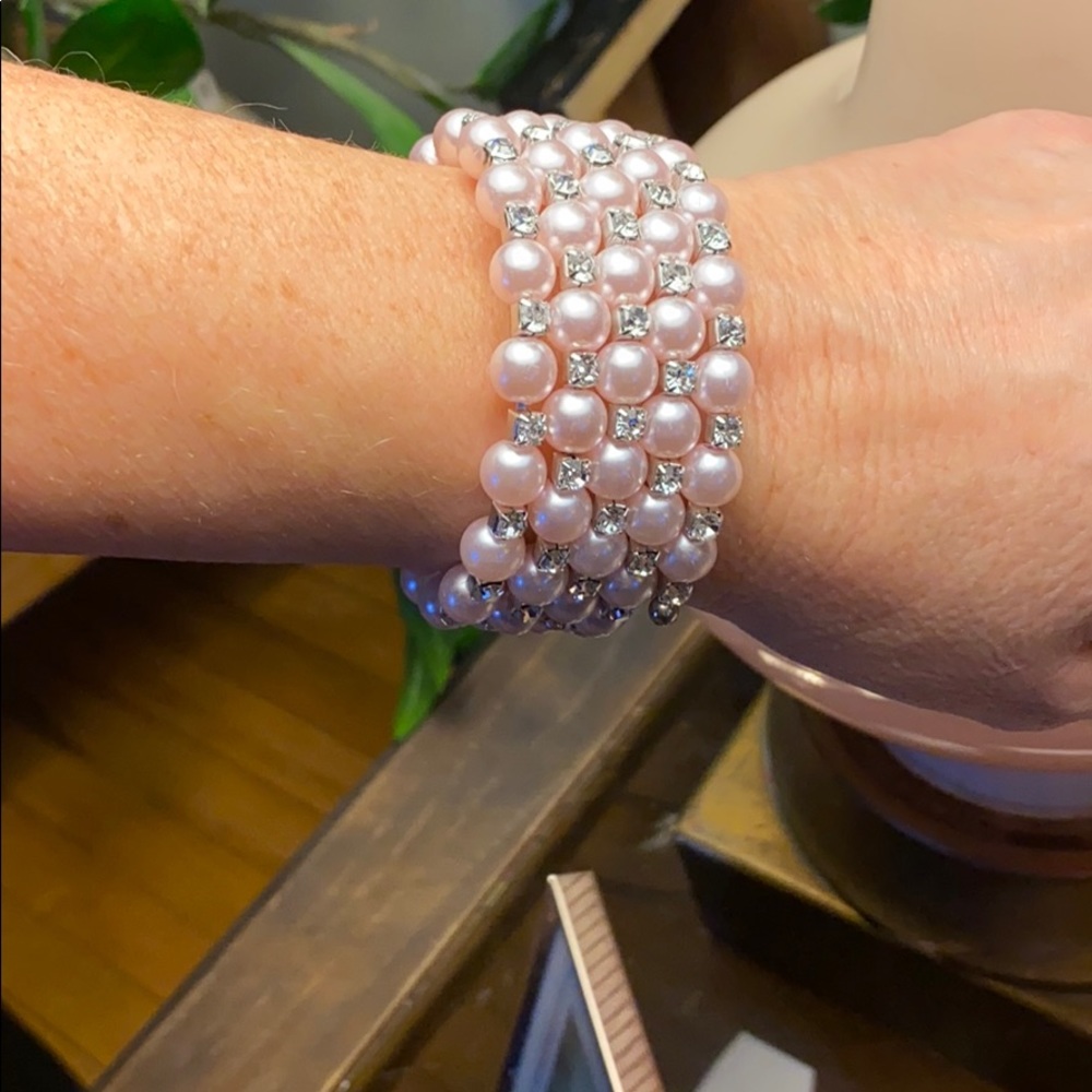 MUST BUNDLE Pretty pink and crystal bracelet!!